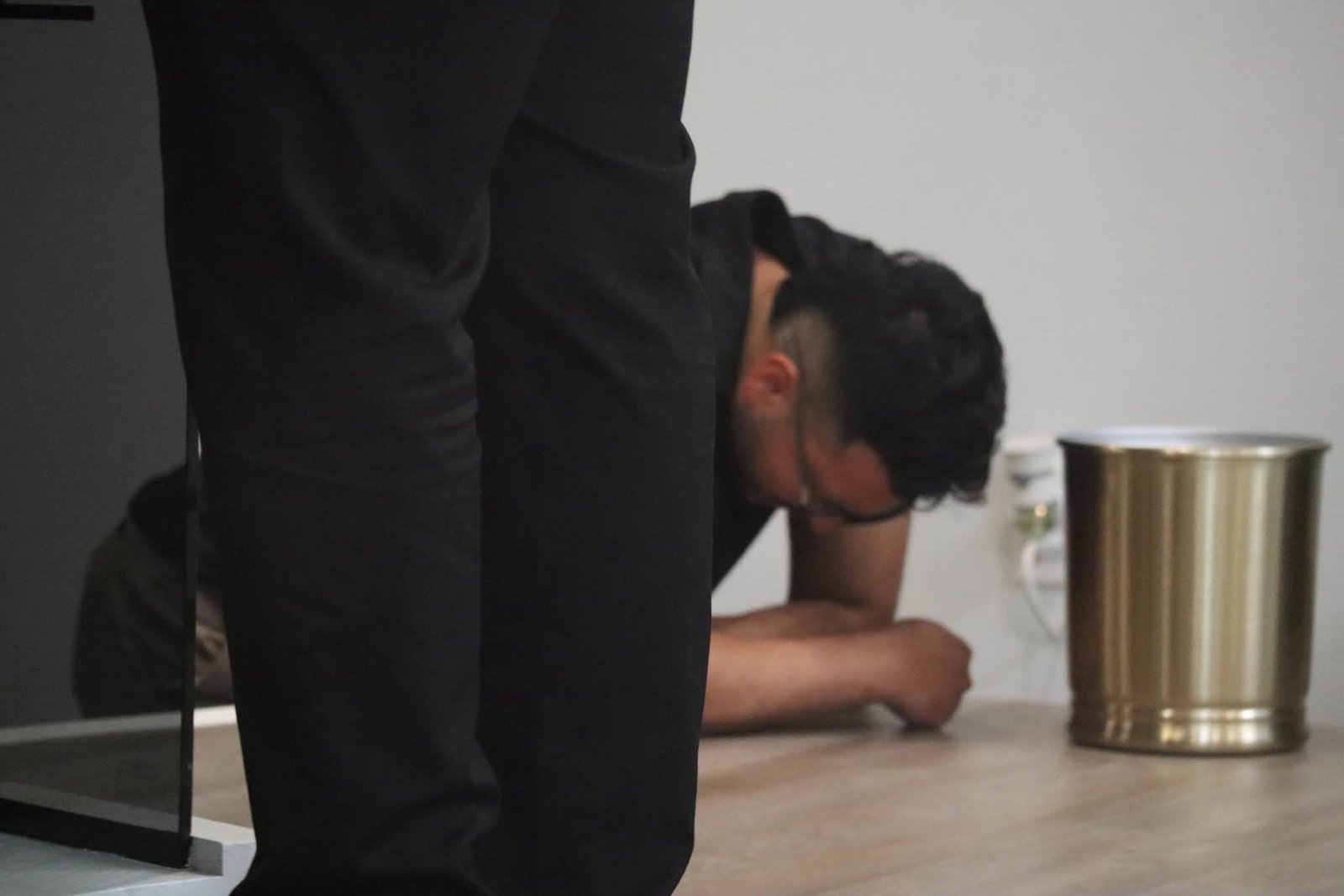Momento de oración en el altar