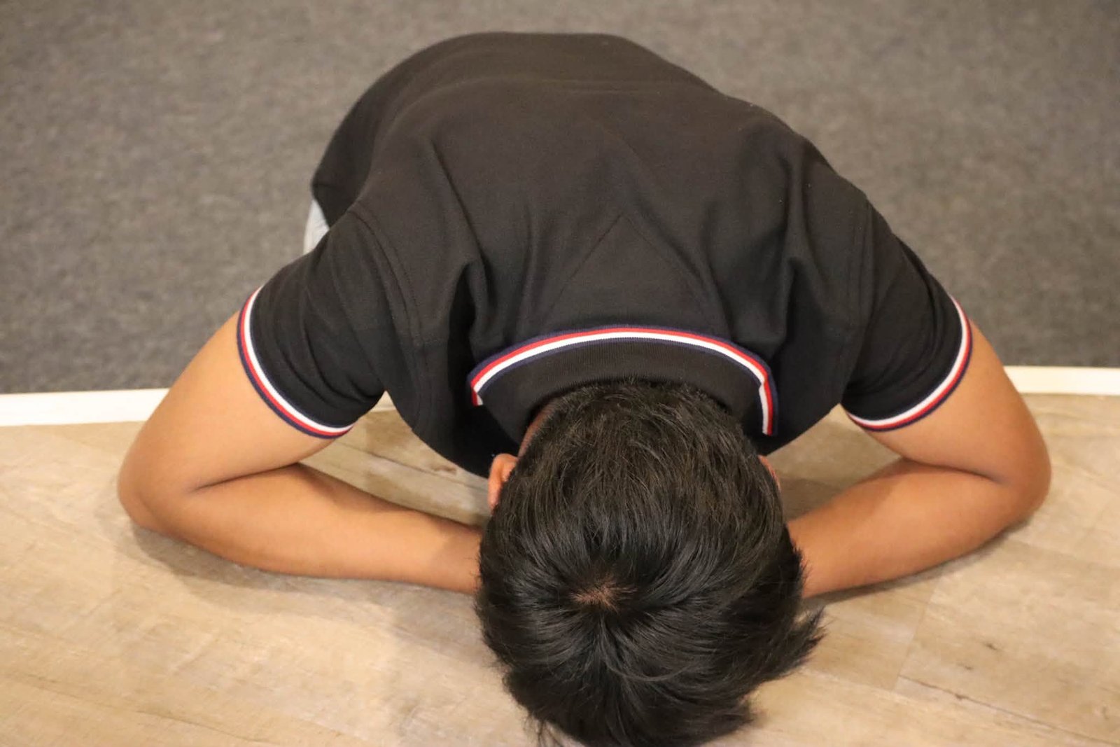 Joven orando durante el servicio