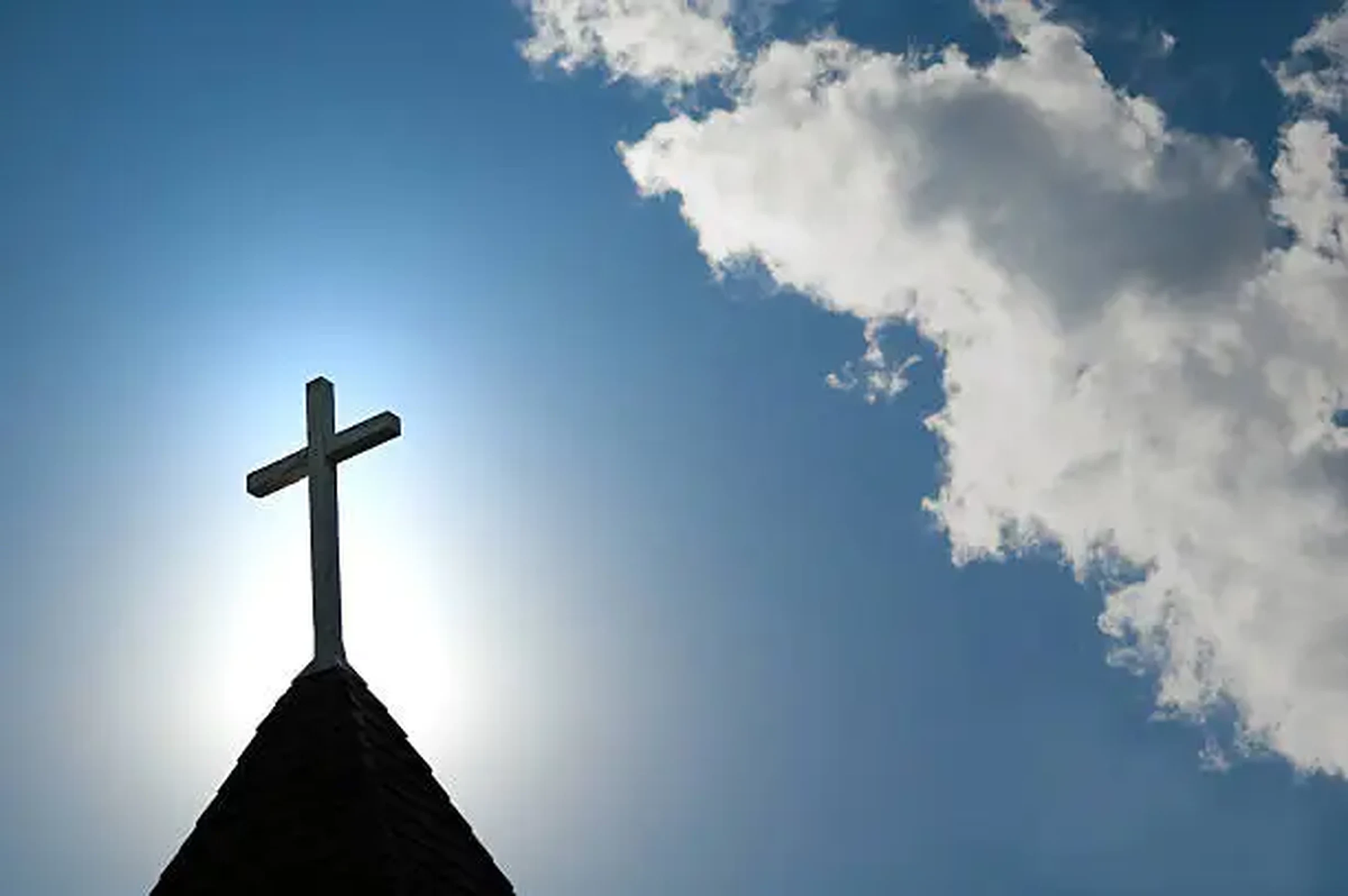 Cruz sobre el templo, en lo alto contra el cielo