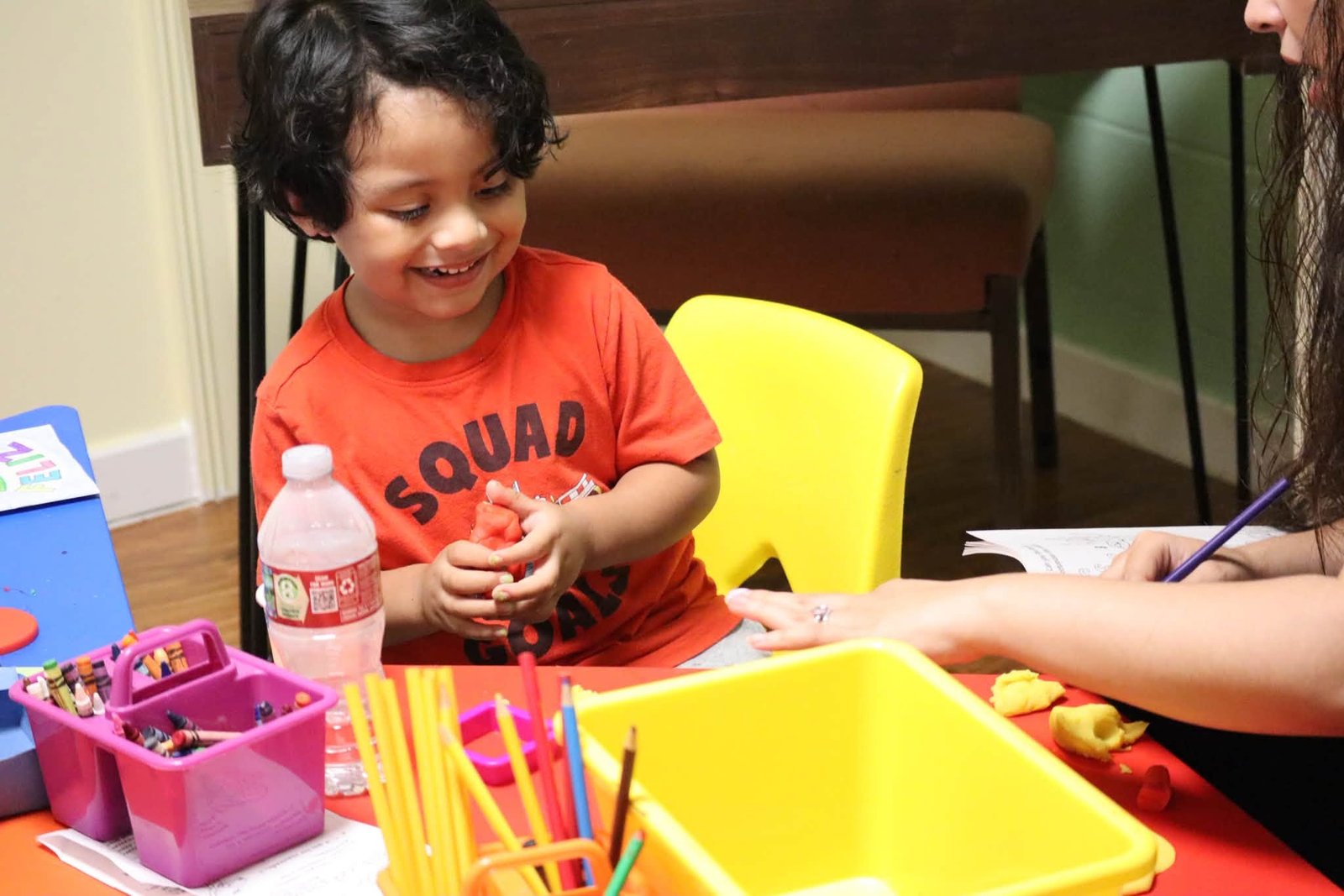 Niños haciendo manualidades en el ministerio infantil
