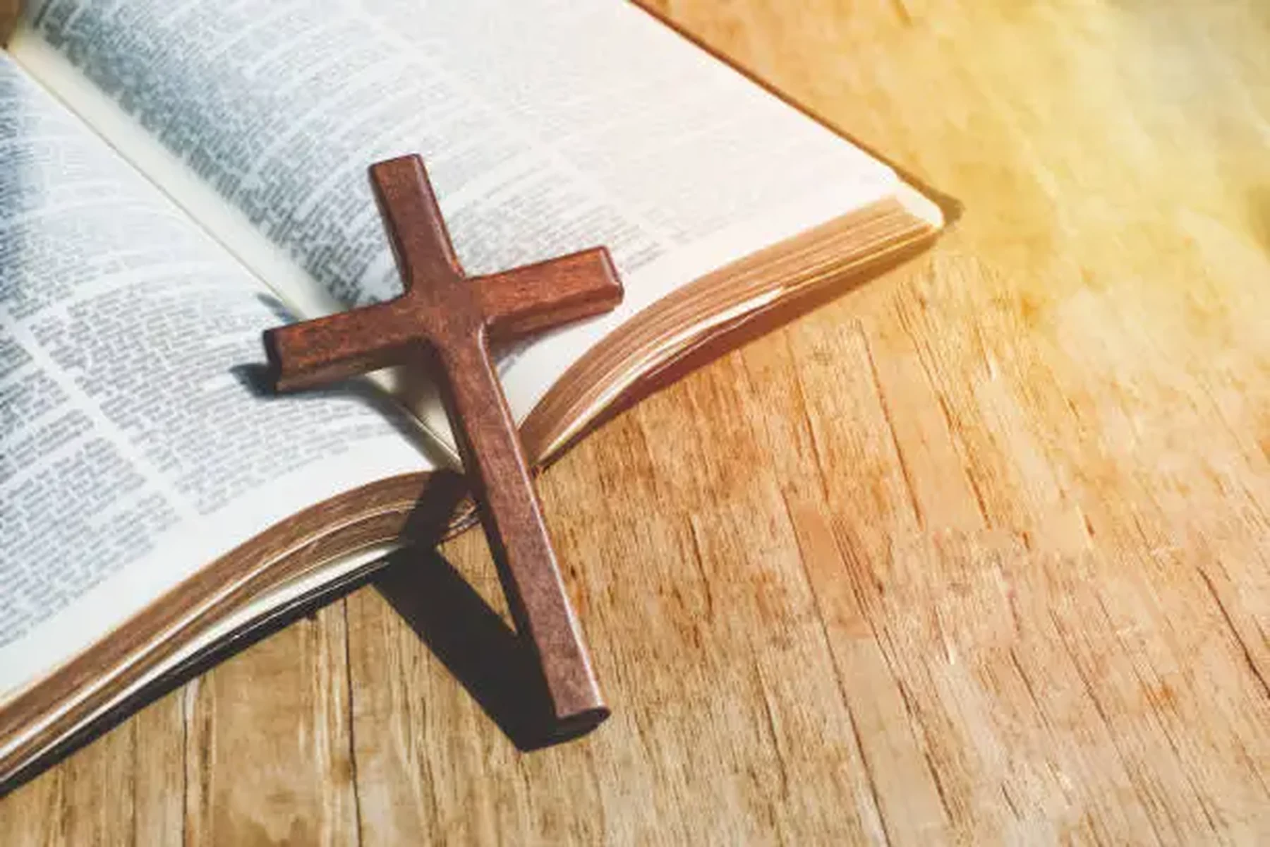 Cruz de madera sobre una Biblia abierta